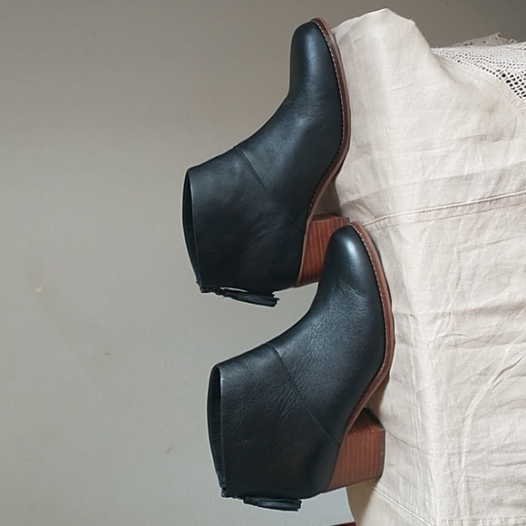 TOMS 7.5 Black leather booties ankle boots - Picture 5 of 8